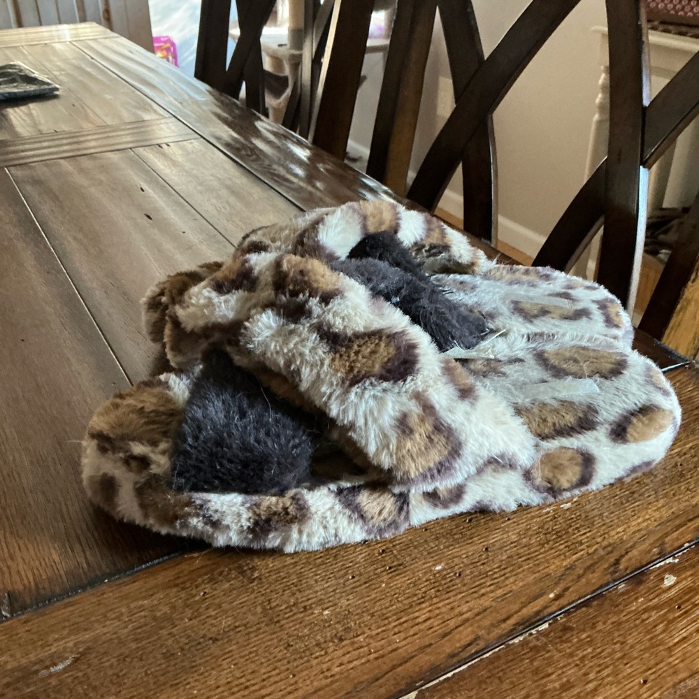 Ladies sz 7-8 leopard print slippers